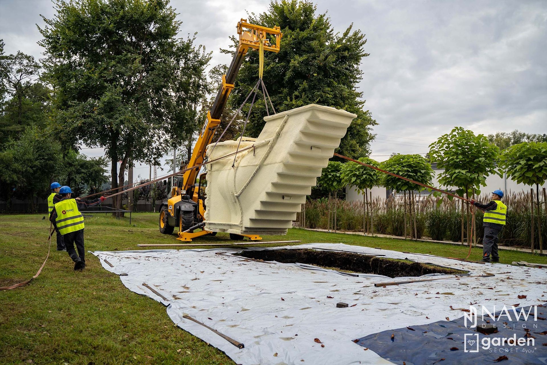 Einbau eines modernen Gartenkellers aus glasfaserverstärktem Kunststoff – langlebig, pflegeleicht und sofort einsatzbereit.