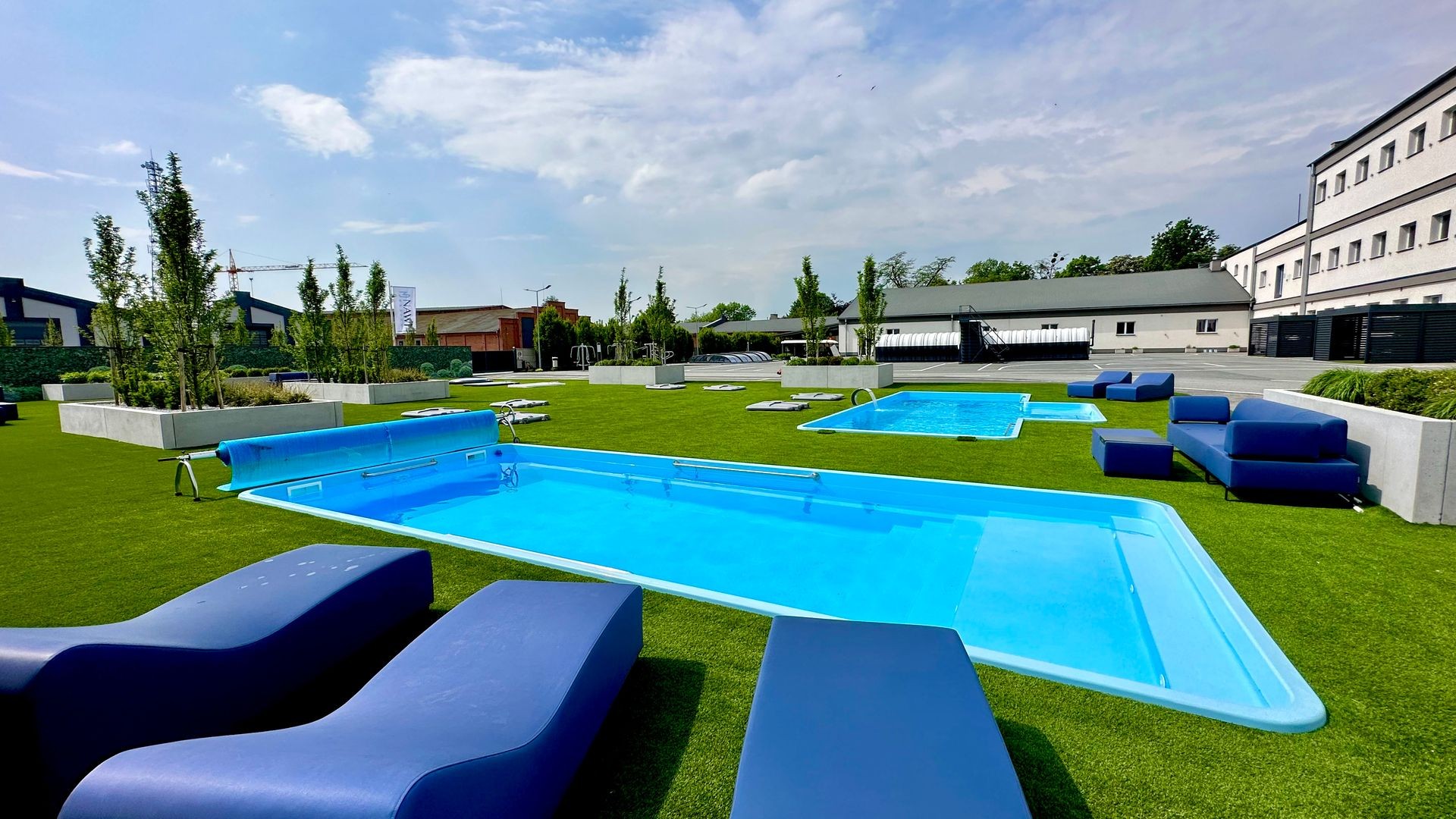 Ausstellung von GFK-Pools und Erdkellern im PoolsFactory-Showroom – fertige Modelle im Außenbereich in Lewin Brzeski