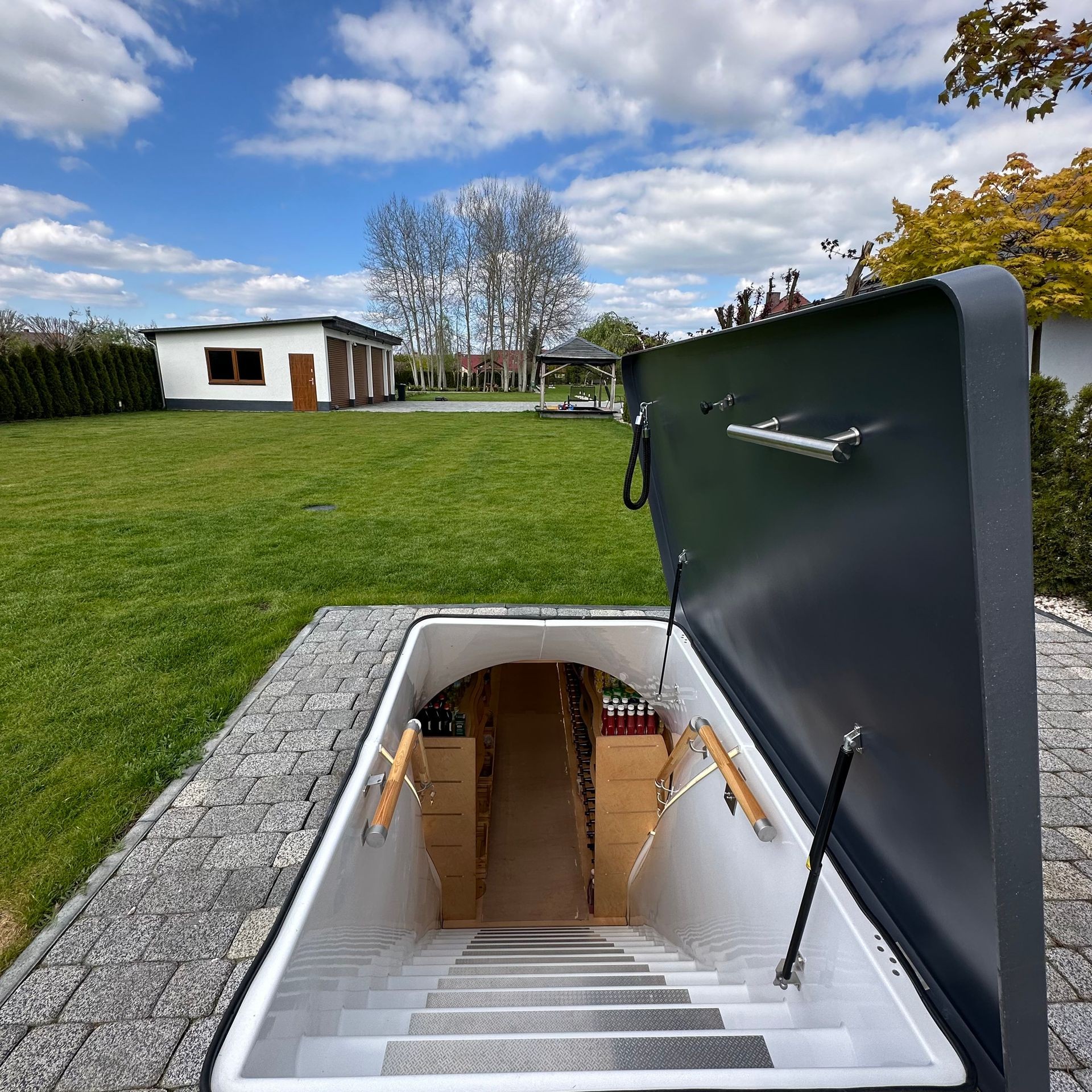 Modernes Gartenkeller-Modell aus GFK im grünen Umfeld – ideal zur Aufbewahrung von Lebensmitteln oder Wein.