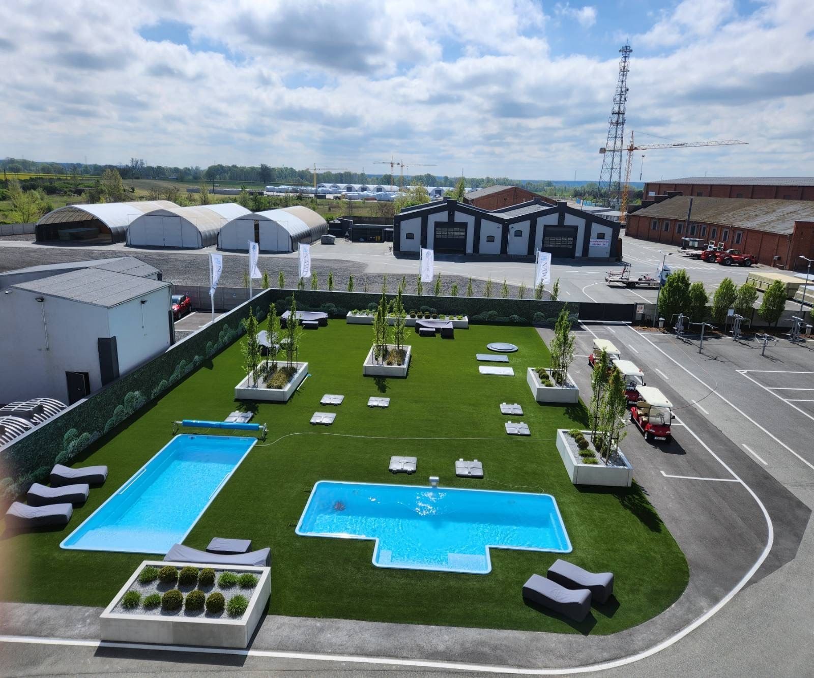Ausstellungsgelände mit eingebauten GFK-Pools und modernen Erdkellern – PoolsFactory Showroom in Polen